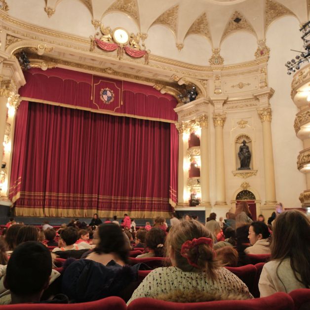 In attesa della prima de Il Lago dei cigni, 1.400 studenti al Teatro Filarmonico