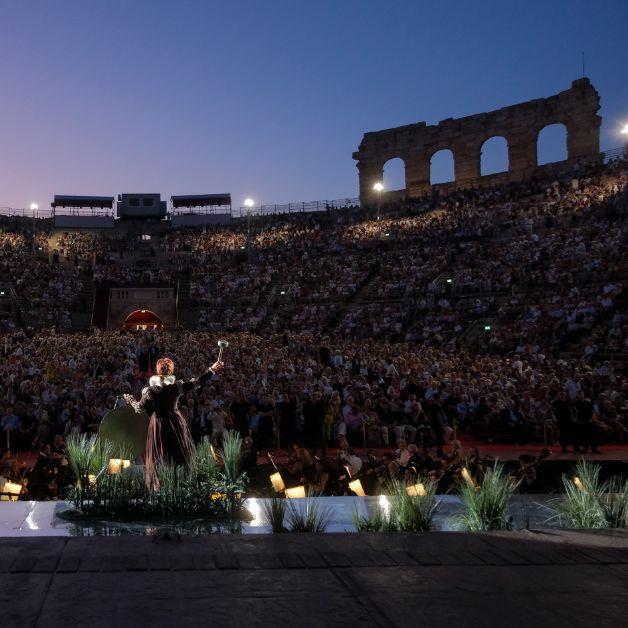 Allestimento e disallestimento dell'impianto elettrico provvisorio luci e utenze di spettacolo, per servizi accessori e collaterali impiantistici dell'anfiteatro a servizio del Festival Areniano